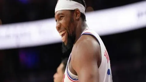 孙兴慜助热刺2-1惊险击败阿斯顿维拉，制造关键乌龙球